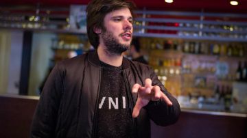 Blouson Noir Orelsan dans Comment c'est loin
