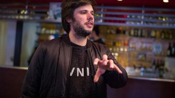 Le sweatshirt AVNIER d'Orelsan dans Comment c'est loin