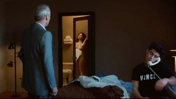 Le t-shirt noir "Vince" de Vincent Lauria (Tom Cruise) dans La couleur de l'argent