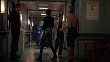 Top Opening Ceremony de Felicity Smoak dans Arrow