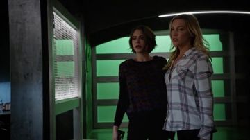 Shirt plaid checkered blue and white of Laurel Lance (Katie Cassidy) in Arrow