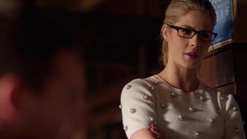 Pullover blanc Alice + Olivia de Felicity Smoak (Emily Bett Rickards) dans Arrow