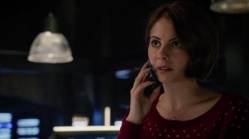 Pullover bordeaux de  Thea Queen (Willa Holland) dans Arrow