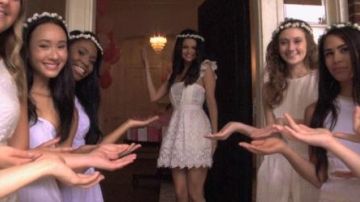 Robe blanche de Selena Gomez dans Nos Pires Voisins 2
