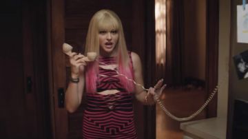 El vestido de cebra púrpura de Shelby (Chloë Grace Moretz) en Our Worst Neighbors 2