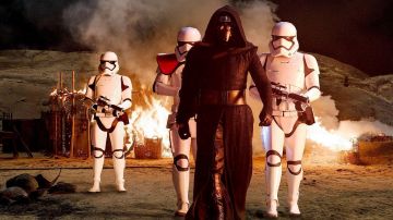 Le costume et le casque de Kylo Ren (Adam Driver) dans Star Wars VII : Le Réveil de la Force