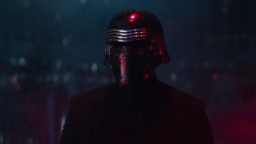 Le casque de Kylo Ren (Adam Driver) dans Star Wars, Épisode VII : Le Réveil de la Force