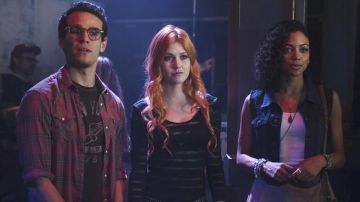 Le tope Free People de Clary Fray (Katherine McNamara) dans Shadowhunters