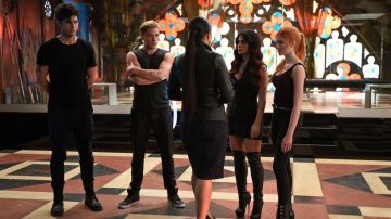 Las botas Guess de Clary Fray (Katherine McNamara) en Shadowhunters