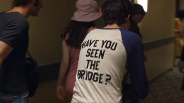 Le t-shirt "Have You Seen The Bridge" de Vic Munoz (Jay Baruchel) dans Presque Célèbre