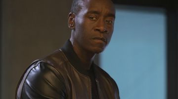 El bombardero Todd Snyder de James Rhodes (Don Cheadle) dans Capitán América : Civil War
