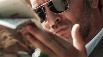 Sunglasses Ray-Ban Caravan of Moses / Gregory Lubov (Jean Dujardin) in Möbius
