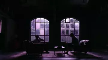 Sneakers Toms Karen Page (Deborah Ann Woll) in Daredevil S01E01