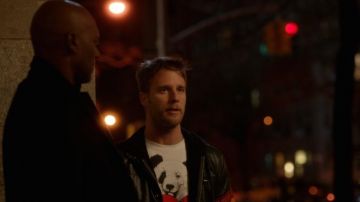 The t-shirt Panda boxing gloves Brian Finch (Jake McDorman) in Limitless S01E13