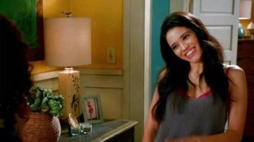 Bralette de Valentina Díaz (Edy Ganem) en Devious Maids S2E12