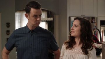 The white top of Jen Shorts in Life in Pieces (Zoe Lister Jones )