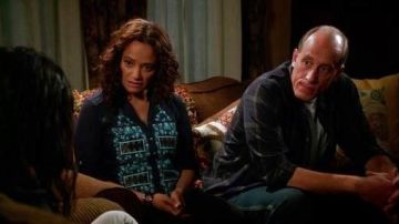 The blue blouse of Zoila Diaz (Judy Reyes) in Devious Maids S2E11