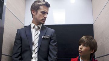 La cravate rayée de Franck (Philippe Lacheau) dans Babysitting