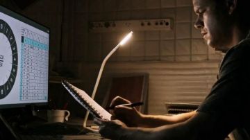 Lamp Ikea of Mark Watney (Matt Damon) in a Single on march