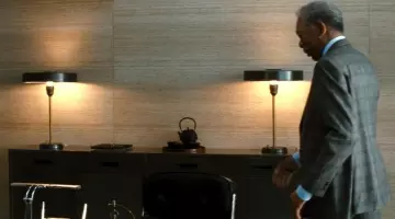La lampe de bureau de Lucius Fox (Morgan Freeman) dans the Dark Knight Rises