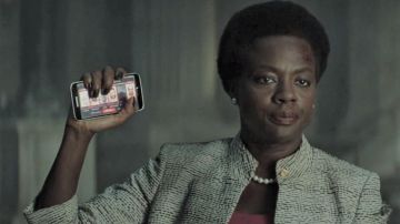 The Samsung Galaxy 5 dAmanda Waller (Viola Davis) in Suicide Squad
