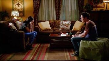 Jeans azules ajustados de Valentina Díaz (Edy Ganem) en Devious Maids S2E10