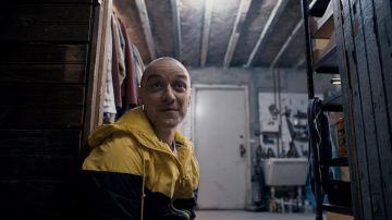 The jacket yellow and black of James McAvoy in Split