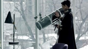 The lamp Corrigan Studio in the loft of Krisjen Avasarala (Shohreh Aghdashloo) in The Expand