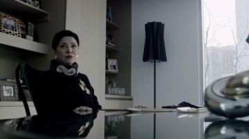 The lamp Calligaris in the loft of Krisjen Avasarala (Shohreh Aghdashloo) in The Expand