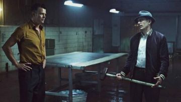 Bombardero estilo universitario de Jake Epping (James Franco) en 11.22.63