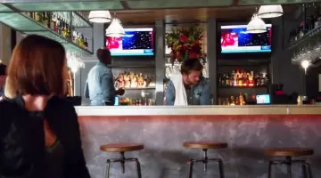 Les suspensions Haverhill dans un bar dans Supergirl