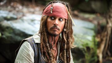 Agujas de hueso en el cabello de Jack Sparrow (Johnny Depp) en Piratas del Caribe