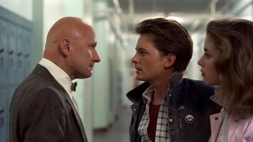 La insignia azul boomerang de Marty McFly (Michael J. Fox) en Regreso al futuro