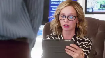 The tablet Apple iPad Catherine Grant (Calista Flockhart) in Supergirl