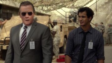 Corbata negra de Walter O'brien (Elyes Gabel) en Scorpion