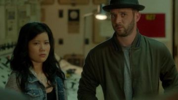 the bomber jacket of Toby Curtis ( Eddie Kaye Thomas ) in Scorpio