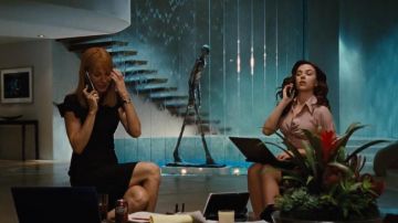 The sculpture of Martin Duque in Tony Stark (Robert Downey, Jr.) in Iron Man 2