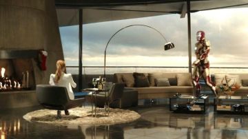 The lamp FLOS Tony Stark (Robert Downey Junier) in Iron Man 3