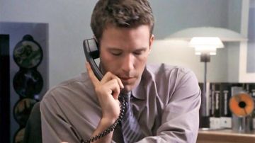 Le lecteur-CB B&O Beosound 900 derrière Ben Affleck dans Un amour infini