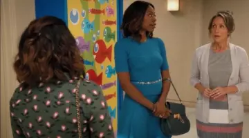 Jupe bleue vu sur Stacy ‘Cece’ (Yvonne Orji) dans Jane the virgin
