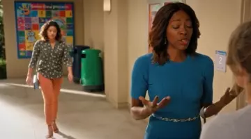pull court bleu vu sur Stacy ‘Cece’ (Yvonne Orji) dans Jane the virgin