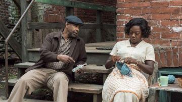 La robe à carreaux de Viola Davis dans Fences