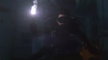 The authentic distress rocket James Bond (Pierce Brosnan) in Tomorrow never dies