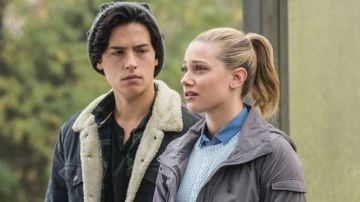 La veste en jean de Jughead Jones (Cole Sprouse) dans Riverdale