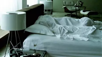 The table lamp FLOS for Reiner (Javier Bardem) in Cartel