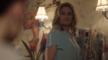 Banana Republic Pleat Sleeve Top usado por Alice Cooper (Mädchen Amick) en Riverdale S01E02