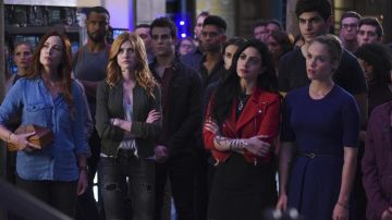 H&M bom­ber Ja­cket worn by Clary Fray (Katherine McNamara) in Shadowhunters S0E01