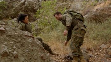 The backpack camouflage of Toby Curtis (Eddie Kaye Thomas) in Scorpion S01E10