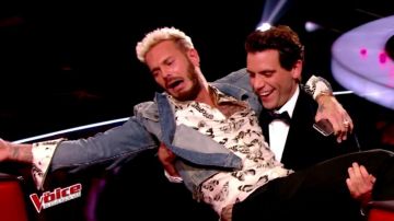 Camisa estampada de mariposa Alexander McQueen de Matt Pokora en The Voice: The Most Beautiful Voice