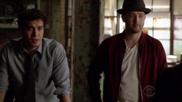 the bomber bordeaux Toby Curtis ( Eddie Kaye Thomas ) in Scorpio